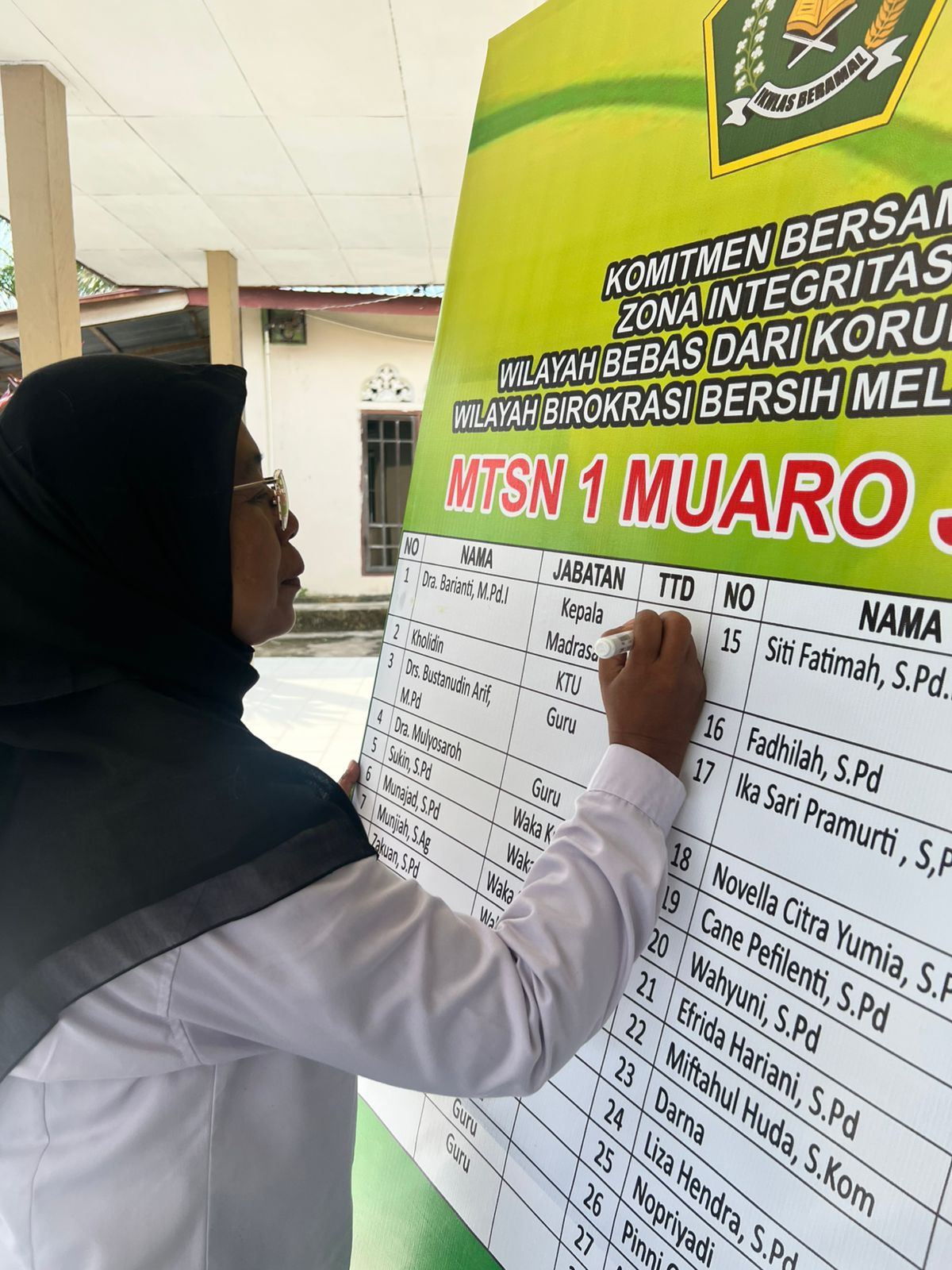 Wujudkan WBK dan WBBM, Seluruh Elemen MTsN 1 Muaro Jambi Menandatangani Pakta Integritas