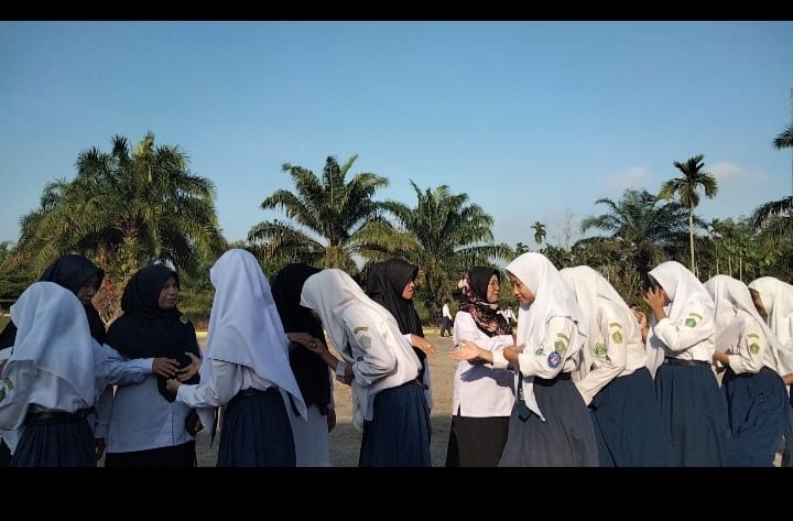 Tradisi Salaman Dapat Membentuk Karakter Siswa Tradisi Salaman Dapat Membentuk Karakter Siswa