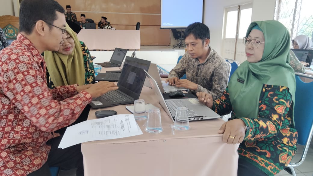 Kepala Madrasah dan Operator Mengikuti Sosialisasi dan Pembinaan EDM