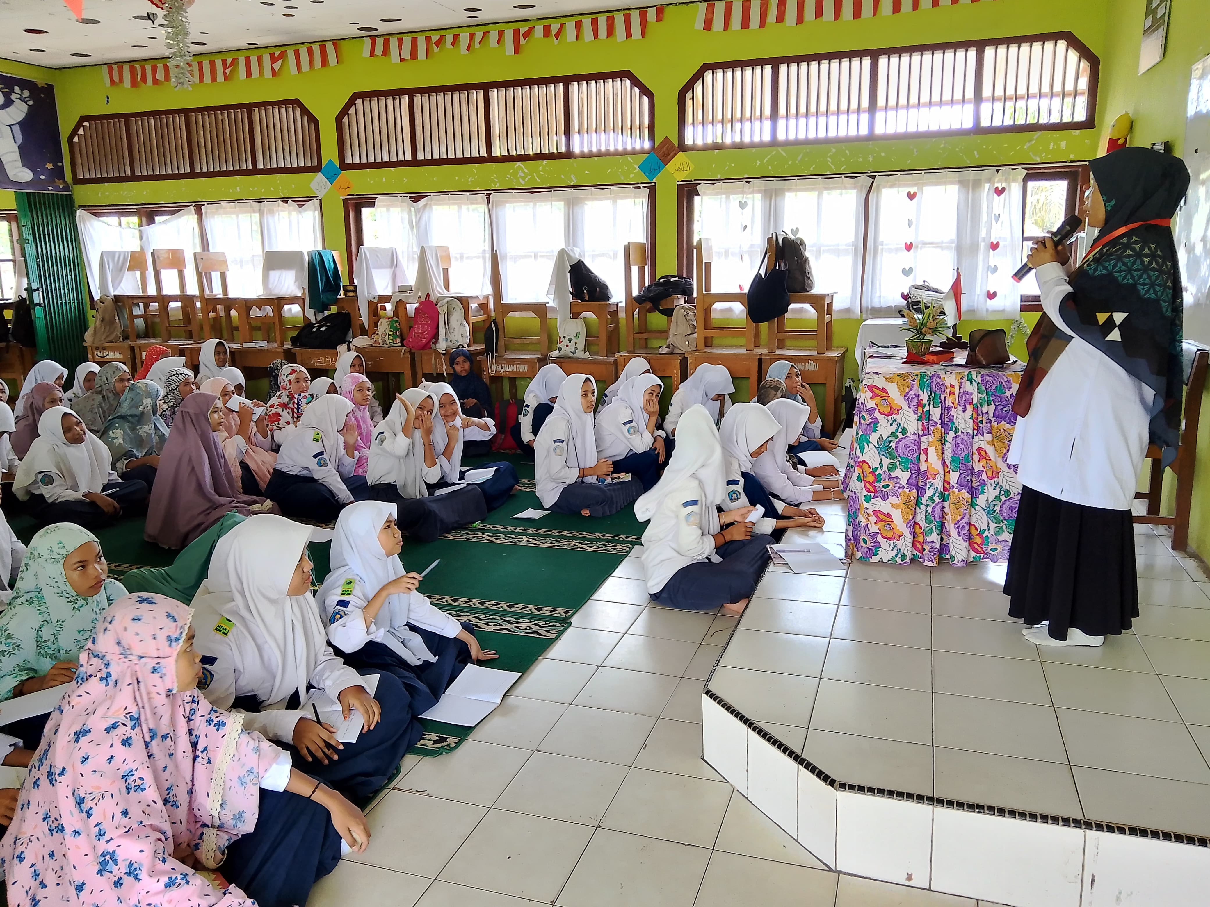 Penyampaian Materi : Macam-Macam Najis dan Cara Taharahnya Penyampaian Materi : Macam-Macam Najis dan Cara Taharahnya