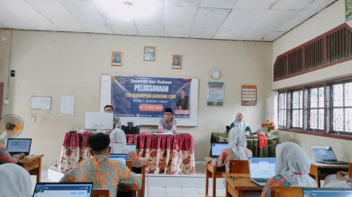 Dr. M. Sidik, S.Ag., M.Pd.I. Pantau Pelaksanaan Hari Kedua TKA di MTsN 1 Muaro Jambi