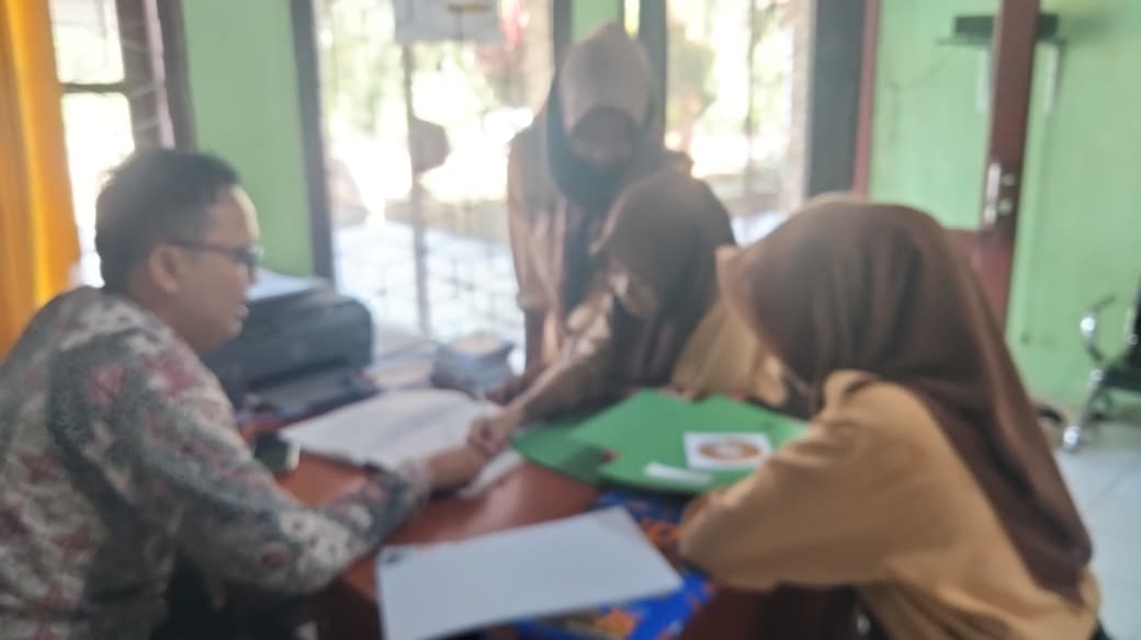 Pelajar MTsN 1 Muaro Jambi Antusias Saat Pengambilan SKL