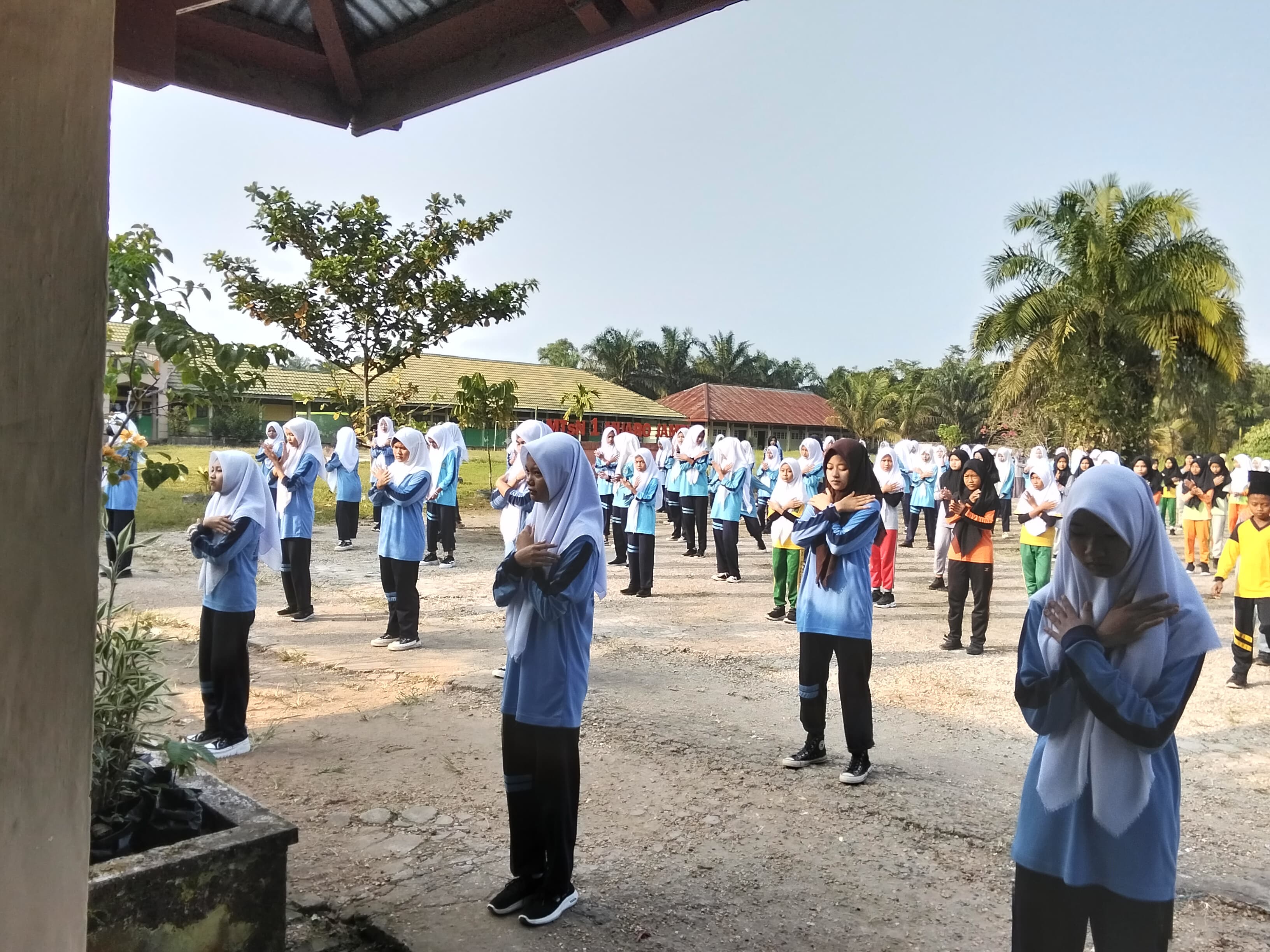 MTSN 1 Muaro Jambi Promosikan Gaya Hidup Sehat Melalui Senam Rutin