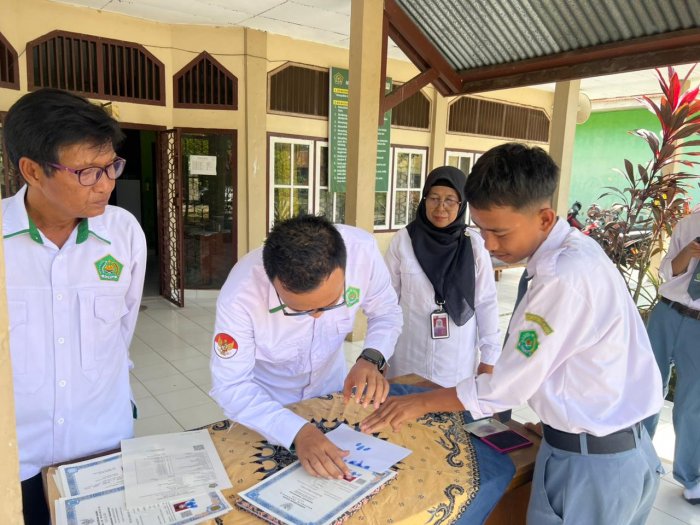 Alumni MTsN 1 Muaro Jambi Laksanakan Sidik Jari Ijazah