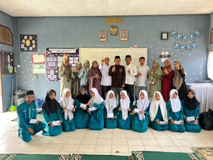 Kepala MTsN 1 Muaro Jambi Salurkan Zakat Fitrah