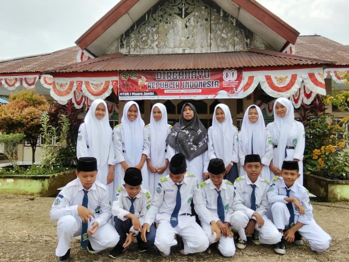 Kelas VIII B Sukses Jalankan Tugas Upacara di MTsN 1 Muaro Jambi