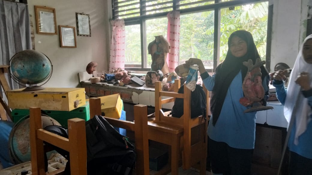 Gotong Royong Membersihkan Labor IPA