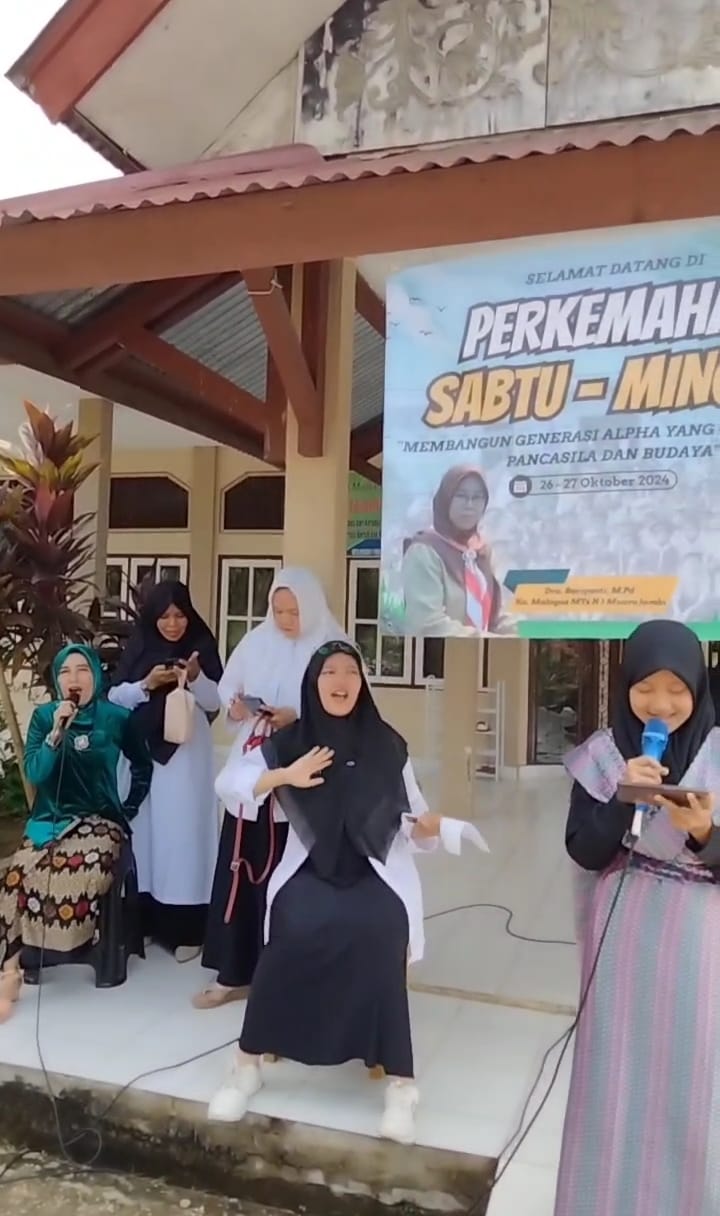 Aksi Guru Menari dan Bernyanyi di Momen Peringatan Sumpah Pemuda Aksi Guru Menari dan Bernyanyi di Momen Peringatan Sumpah Pemuda