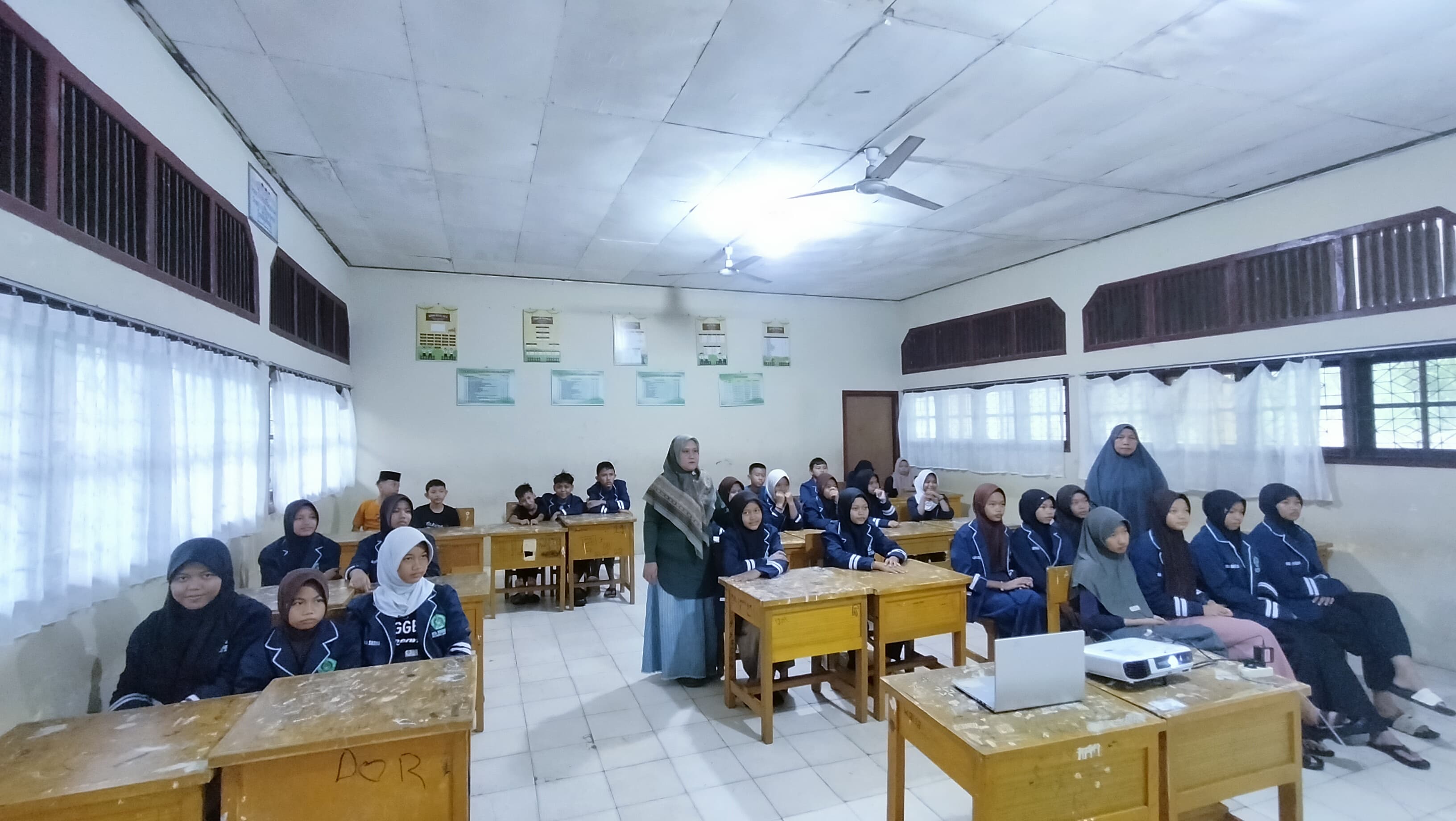 Pengurus OSIM MTsN 1 Muaro Jambi Ikuti Zoom Meeting 