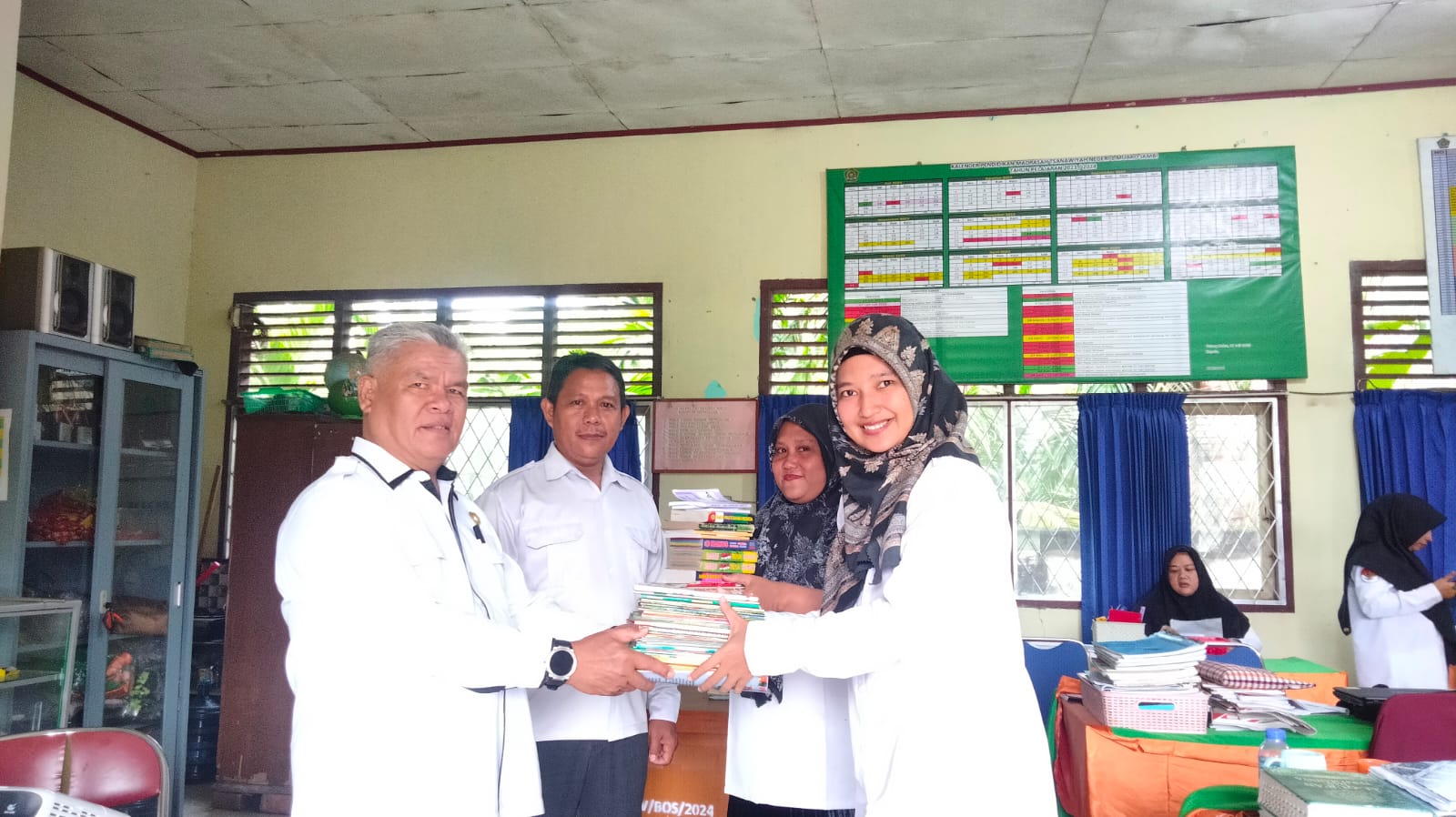 Sumbangan Buku Kelas IX Diterima Oleh Kepala Perpustakaan MTsN 1 Muaro Jambi