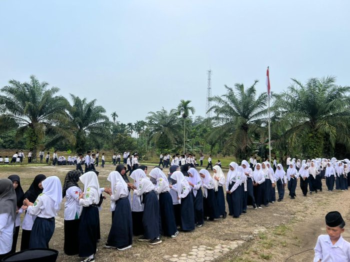 MTsN 1 Muaro Jambi Lestarikan Tradisi Salam-salaman Usai Upacara MTsN 1 Muaro Jambi Lestarikan Tradisi Salam-salaman Usai Upacara