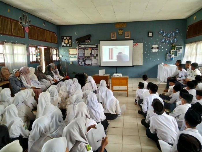 MTsN 1 Muaro Jambi Gelar Nobar Film G30S PKI MTsN 1 Muaro Jambi Gelar Nobar Film G30S PKI