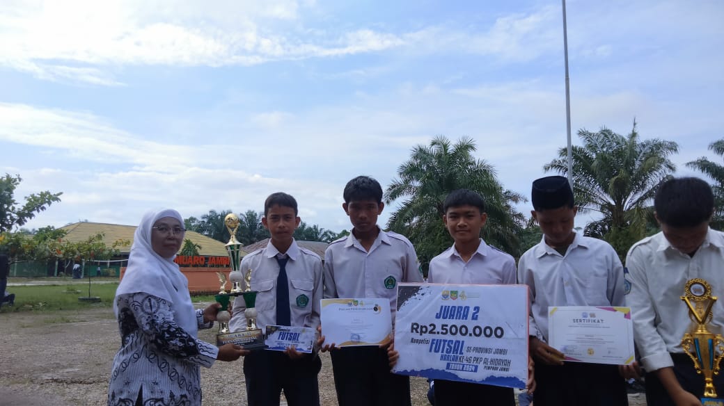 Penyerahan 2 Piala Futsal kepada Kepala Madrasah Penyerahan 2 Piala Futsal kepada Kepala Madrasah