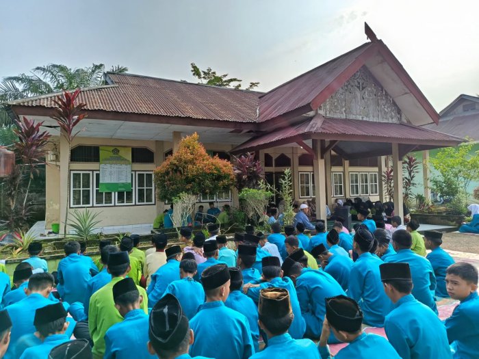 Kelas VII C Pimpin Yasinan Rutin Dengan Lancar