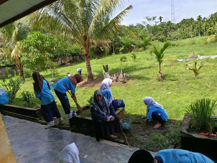 Siti Fatimah Ajak Siswa Gotong Royong Bersihkan Kelas Siti Fatimah Ajak Siswa Gotong Royong Bersihkan Kelas