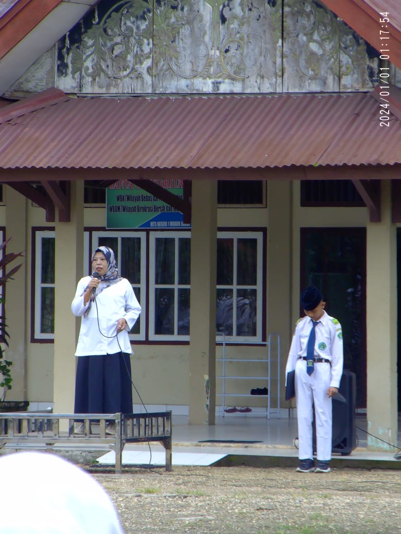 Sumbagawaty S.Pd, Perkuat Eksistensi Perpustakaan Melalui Tugas Pembina Upacara