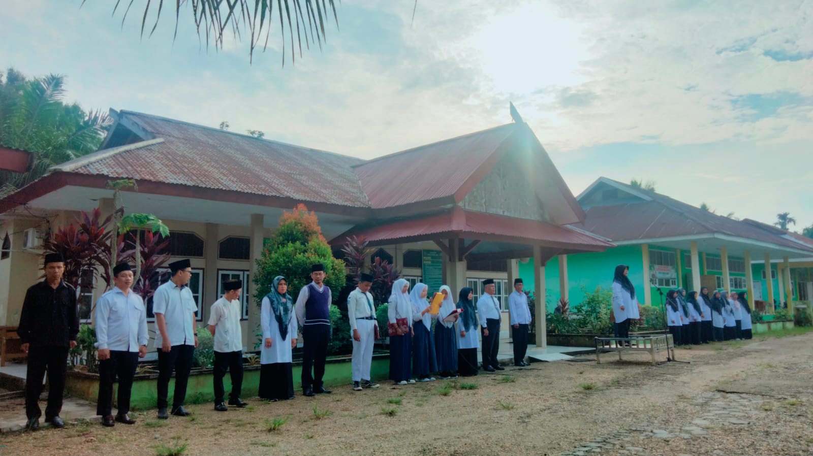 Ika Sari Pramurti, S.Pd laksanakan Tugas Sebagai Pembina Upacara