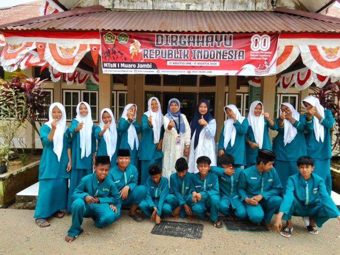 Siswa Kelas VIII C MTsN 1 Muaro Jambi Bertugas dalam Yasinan Rutin Siswa Kelas VIII C MTsN 1 Muaro Jambi Bertugas dalam Yasinan Rutin