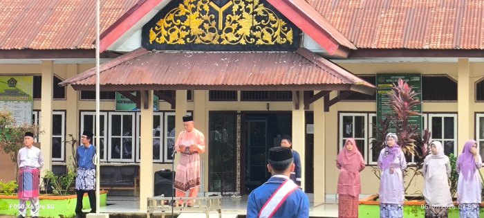 Kepala Madrasah Baru Pimpin Upacara Awal Semester di MTsN 1 Muaro Jambi